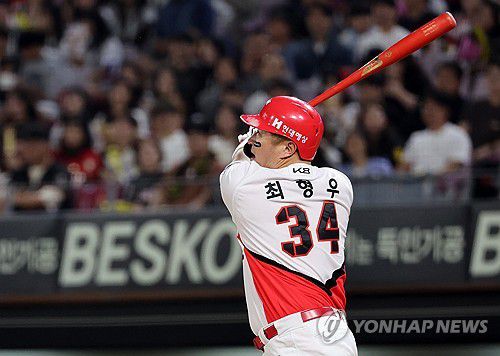 2,500안타를 홈런으로 장식하는 최형우(광주=연합뉴스) 조남수 기자 = 27일 광주기아챔피언스필드에서 열린 프로야구 키움 히어로즈와 KIA 타이거즈의 경기. KIA 최형우가 5회말 2사 2루에서 역전 투런홈런을 날리고 있다. 최형우는 이 홈런으로 통산 2,500안타를 달성했다. 2025.5.27 iso64@yna.co.kr