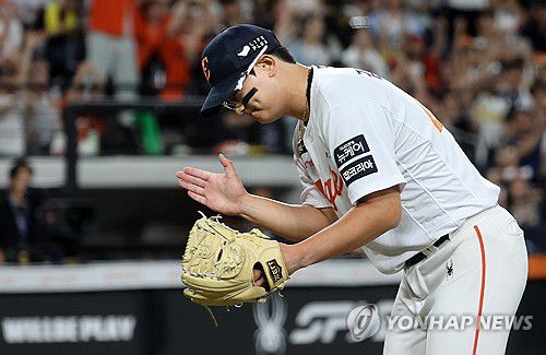 만루 위기 넘긴 김서현(대전=연합뉴스) 김준범 기자 = 12일 대전 한화생명 볼파크에서 열린 2025 신한 SOL 뱅크 KBO리그 두산 베어스와 한화 이글스의 경기. 8회초 2사 만루 위기를 무실점으로 넘긴 한화 김서현이 손뼉 치고 있다. 2025.6.12 psykims@yna.co.kr
