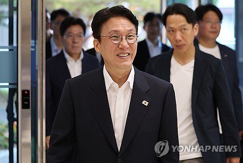 대구 방문한 김민석 총리 후보자(대구=연합뉴스) 윤관식 기자 = 김민석 국무총리 후보자가 20일 대구 수성구 대구디지털혁신진흥원에서 열린 '인공지능 전환(AX) 연구거점 조성을 위한 경청 간담회'에 참석하기 위해 이동하고 있다. 2025.6.20 psik@yna.co.kr