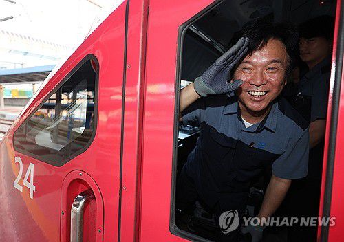 김영훈 노동장관 후보자, 마지막 열차 운행 전 인사(김천=연합뉴스) 윤관식 기자 = 김영훈 고용노동부 장관 후보자가 23일 경북 김천역에서 ITX-마음 열차를 운행하기 위해 열차에 탑승해 배웅 나온 역무원에게 인사하고 있다.     김 후보자는 현직 한국철도공사(코레일) 기관사이며, 전 전국민주노동조합총연맹(민주노총) 위원장이다. 2025.6.23 psik@yna.co.kr