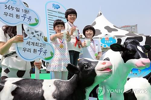 우유가 최고예요!우유가 최고예요! (서울=연합뉴스) 이상학 기자 = 세계 우유의 날을 기념해 3일 서울 양천공원에서 낙농자조금관리위원회 주최로 열린 '2012 도심 속 목장 나들이' 행사에 참여한  어린이들이 우유를 마시며 키를 재고 있다. 2012.6.3 leesh@yna.co.kr