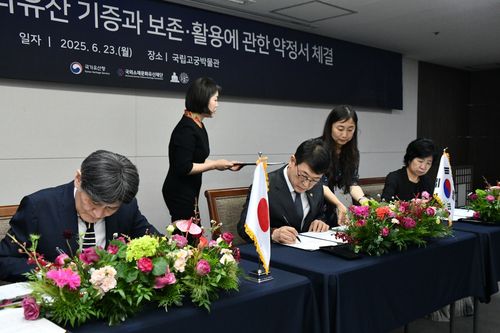 지난 23일 열린 기증협약식 모습 왼쪽부터 사토 다카오 고토쿠인 주지, 최응천 국가유산청장, 김정희 국외소재문화유산재단 이사장 [국가유산청 제공. 재판매 및 DB 금지]