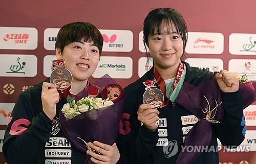세계탁구선수권 여자복식 동메달을 합작한 신유빈(오른쪽)과 유한나[연합뉴스 자료 사진]
