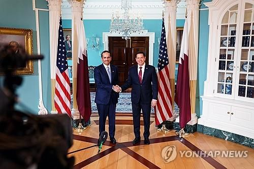 카타르 총리 겸 외무장관과 미국 국무장관 (워싱턴DC EPA=연합뉴스) 2025년 4월 22일 미국 워싱턴DC의 국무부 청사에서 카타르 총리 겸 외무장관인 셰이크 무함마드 빈 압둘라흐만 알사니(왼쪽)가 마코 루비오(오른쪽) 미국 국무장관과 악수하고 있다. (EPA/WILL OLIVER) 2025.6.24.
