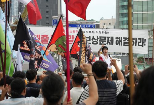 구호 외치는 넥슨 네오플 노조    (서울=연합뉴스) 김주환 기자 = 24일 서울 강남구 네오플 서울지사 사옥 앞에서 민주노총 화학섬유식품노조 넥슨지회 네오플분회 관계자들이 집회를 열고 있다.     네오플분회는 이날 서울지사, 25일 제주 본사에서 각각 집중 결의대회를 열고 다음날부터 3일간 전면 파업에 돌입한다고 이날 밝혔다. 2025.6.24 jujuk@yna.co.kr