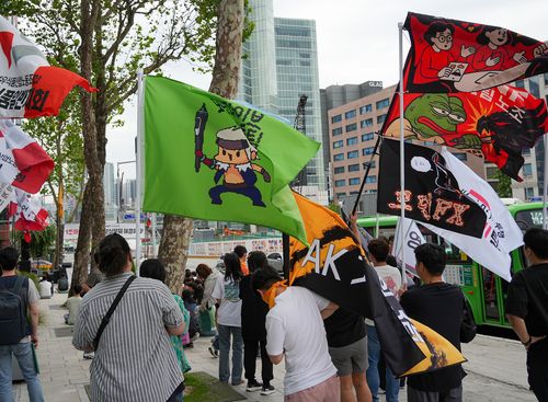 게임사 노동조합의 이색 깃발    (서울=연합뉴스) 김주환 기자 = 24일 서울 강남구 네오플 서울지사 사옥 앞에서 민주노총 화학섬유식품노조 넥슨지회 네오플분회 관계자들이 집회를 준비하고 있다.     네오플분회는 이날 서울지사, 25일 제주 본사에서 각각 집중 결의대회를 열고 다음날부터 3일간 전면 파업에 돌입한다고 이날 밝혔다. 2025.6.24 jujuk@yna.co.kr