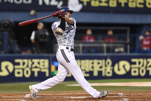 적시타 날리는 두산의 케이브[두산 베어스 제공. 재판매 및 DB 금지]