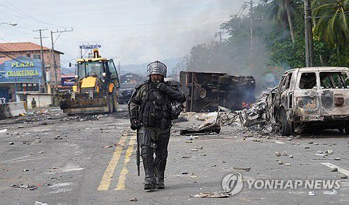 22일(현지시간) 도로 순찰하는 파나마 경찰관[창구이놀라 AFP=연합뉴스. 재판매 및 DB 금지]