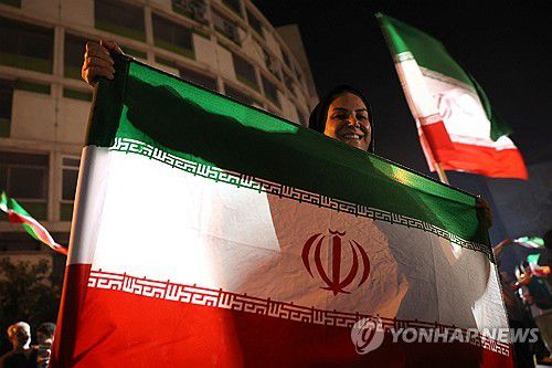 이란의 미군기지 공격을 지지하는 테헤란 시민[WANA/로이터 연합뉴스 자료사진 재판매 및 DB 금지]