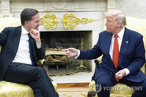 백악관서 만난 트럼프 미국 대통령과 뤼터 나토 사무총장[UPI 연합뉴스 자료사진. 재판매 및 DB 금지]