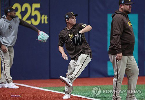 훈련하는 샌디에이고 파드리스 고우석(서울=연합뉴스) 박동주 기자 = 샌디에이고 파드리스 고우석이 18일 서울 고척스카이돔에서 미국프로야구(MLB) 공식 개막시리즈를 앞두고 열린 LG 트윈스 대 샌디에이고 파드리스 연습 경기를 앞두고 훈련하고 있다. 2024.3.18 pdj6635@yna.co.kr