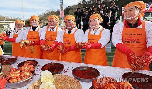 비상계엄 당일 김장행사에 참석한 이상민·송미령지난해 12월 3일 오후 울산시 남구 문수야구장에서 열린 '2024 국민통합 김장' 행사에서 이상민 행정안전부 장관(왼쪽 세 번째부터), 김두겸 울산시장, 송미령 농림축산식품부 장관 등이 김치를 담그고 있다. 행안부, 농식품부, 울산시가 개최한 이번 행사에는 17개 시도 자원봉사자와 부처 소속 자원봉사자, 농협 및 울산 소재 7개 기업 관계자 등 1천400여명이 참여했다. [연합뉴스 자료사진]