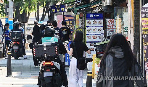 배달앱 수수료·배달비에 자영업자 부담(서울=연합뉴스) 최재구 기자 = 배달 플랫폼 중개수수료와 배달료로 소상공인 자영업자들의 부담이 커지고 있다. 25일 서울 시내 한 음식점 앞에서 배달 라이더가 배달을 준비하고 있다. 2025.5.25 jjaeck9@yna.co.kr