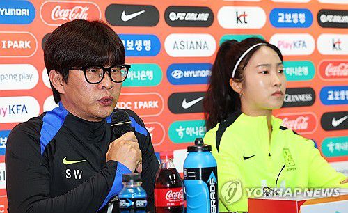 취재진 질문에 답하는 신상우 감독[연합뉴스 자료사진]