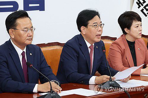 발언하는 국민의힘 송언석 원내대표(서울=연합뉴스) 김주성 기자 = 국민의힘 송언석 원내대표(가운데)가 24일 서울 여의도 국회에서 열린 원내대책회의에서 발언하고 있다. 2025.6.24 utzza@yna.co.kr
