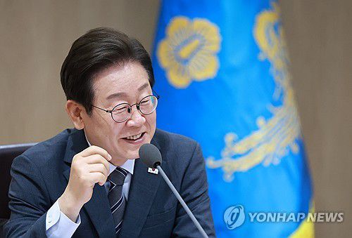 국무회의 주재하는 이재명 대통령(서울=연합뉴스) 홍해인 기자 = 이재명 대통령이 24일 서울 용산 대통령실 청사에서 열린 국무회의를 주재하며 발언하고 있다. 2025.6.24 hihong@yna.co.kr