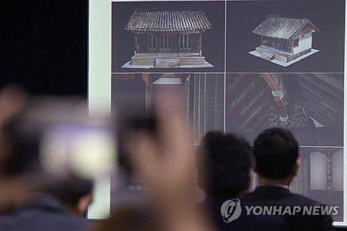 '조선 왕실 사당 관월당, 100년 만에 귀환'(서울=연합뉴스) 강민지 기자 = 24일 서울 종로구 국립고궁박물관에서 열린 '조선 왕실 사당 관월당, 100년 만에 일본에서 귀환' 언론공개회에서 참석자들이 관월당 해체 영상을 시청하고 있다.  2025.6.24 mjkang@yna.co.kr