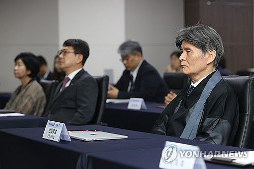 '관월당, 일본에서 귀환'(서울=연합뉴스) 강민지 기자 = 24일 서울 종로구 국립고궁박물관에서 열린 '조선 왕실 사당 관월당, 100년 만에 일본에서 귀환' 언론공개회에서 '관월당' 소장자인 사토 다카오 고덕원 주지가 영상을 시청하고 있다.  2025.6.24 mjkang@yna.co.kr