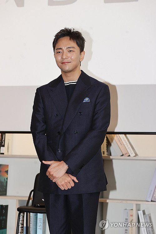 토니상 6관왕 '어쩌면 해피엔딩'의 박천휴 작가(서울=연합뉴스) 류효림 기자 = 박천휴 작가가 24일 서울 중구 커뮤니티하우스 마실에서 열린 뮤지컬 '어쩌면 해피엔딩' 토니상 6관왕 기념 기자간담회에서 포즈를 취하고 있다. 2025.6.24 ryousanta@yna.co.kr