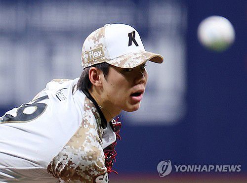 키움 선발은 김윤하(서울=연합뉴스) 김도훈 기자 = 24일 서울 고척스카이돔에서 열린 프로야구 2025 신한 SOL 뱅크 KBO리그 KIA 타이거즈와 키움 히어로즈 경기. 1회초 키움 선발 김윤하가 역투하고 있다. 2025.6.24 superdoo82@yna.co.kr