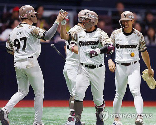임지열 '내가 키움의 히어로'(서울=연합뉴스) 김도훈 기자 = 24일 서울 고척스카이돔에서 열린 프로야구 2025 신한 SOL 뱅크 KBO리그 KIA 타이거즈와 키움 히어로즈 경기. 6회말 1사 1,2루 키움 임지열이 3점 홈런을 쳐낸 뒤 동료들과 기뻐하고 있다. 2025.6.24 superdoo82@yna.co.kr