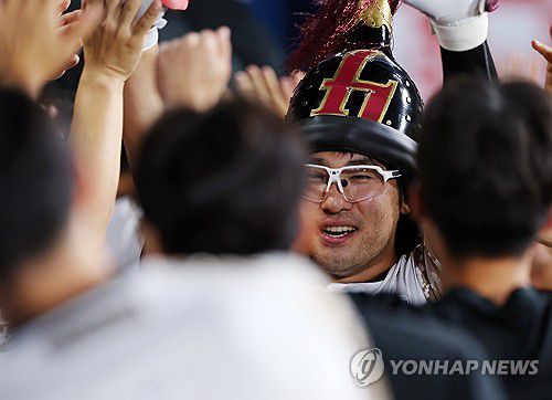 임지열 '내가 키움의 히어로'(서울=연합뉴스) 김도훈 기자 = 24일 서울 고척스카이돔에서 열린 프로야구 2025 신한 SOL 뱅크 KBO리그 KIA 타이거즈와 키움 히어로즈 경기. 6회말 1사 1,2루 키움 임지열이 3점 홈런을 쳐낸 뒤 더그아웃에서 동료들과 기뻐하고 있다. 2025.6.24 superdoo82@yna.co.kr