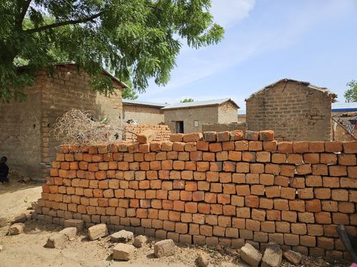 유엔난민기구(UNHCR)가 카메룬 최북단주 앙두밀 마을에 지원한 벽돌(마루아<카메룬>=연합뉴스) 노재현 기자 = 지난 10일(현지시간) 카메룬 최북단주 마가호수 근처의 앙두밀 마을. 2025.6.25 nojae@yna.co.kr