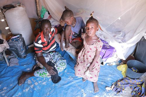 카메룬 최북단주 야구아의 실향민 텐트촌에서 생활하는 우르바 라셸(46) 씨(야구아<카메룬>=연합뉴스) 전석우 기자 = 지난 12일(현지시간) 카메룬 최북단주 야구아의 국내 실향민 텐트촌에서 아이 7명과 함께 생활하는 우르바 라셸(46) 씨. 2025.6.25 jujitsusw@yna.co.kr