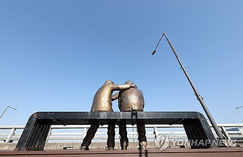 (서울=연합뉴스) 김성민 기자 = 서울 마포대교에 자살 예방을 위한 '한 번만 더' 동상이 설치돼 있다. 2025.2.27     ksm7976@yna.co.kr