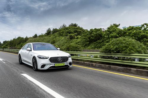 주행 중인 AMG E 53 하이브리드 4MATIC+[메르세데스-벤츠 코리아 제공. 재판매 및 DB 금지]