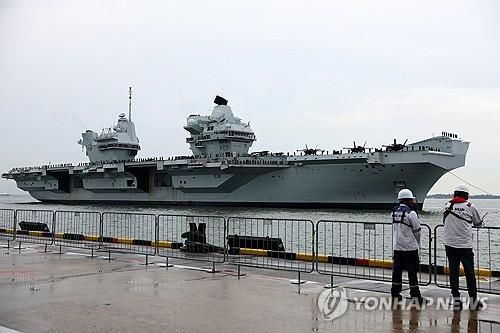 싱가포르에 입항한 영국 해군 항공모함 '프린스오브웨일스'(싱가포르 로이터=연합뉴스) 2025년 6월 23일 싱가포르의 마리나베이 크루즈 센터에 입항한 영국 해군 항공모함 '프린스오브웨일스'. (REUTERS/Edgar Su) 2025.6.25.