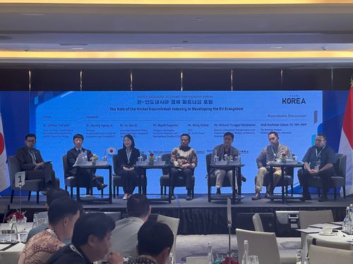 한-인도네시아 경제 파트너십 포럼24일 인도네시아 자카르타에서 열린 한-인도네시아 경제 파트너십 포럼에서 토론자들이 무대에서 이야기 하고 있다. [산업연구원 제공. 재판매 및 DB 금지]