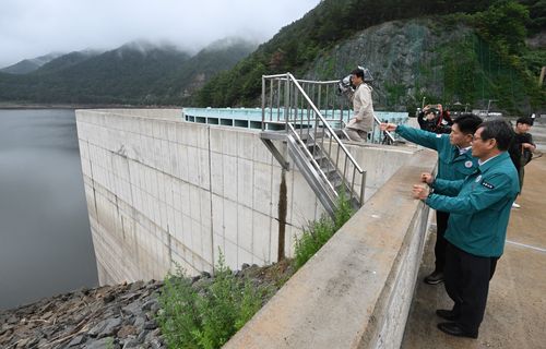 상수원 오봉저수지 방문한 김홍규 강릉시장[촬영 유형재]