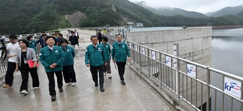 상수원 오봉저수지 방문한 김홍규 강릉시장[촬영 유형재]
