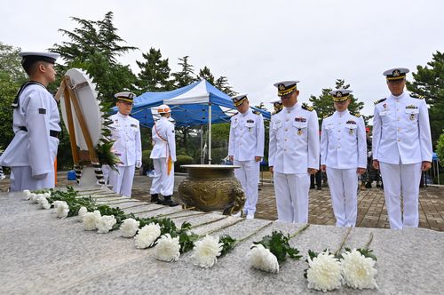 해군 1함대, 옥계지구전투 전승 기념행사(동해=연합뉴스) 25일 해군 1함대 장병들이 옥계지구전투 전적비 앞에서 헌화 후 호국 영령에 대해 묵념하고 있다. 2025.6.25 [해군 1함대 제공. 재판매 및 DB 금지]