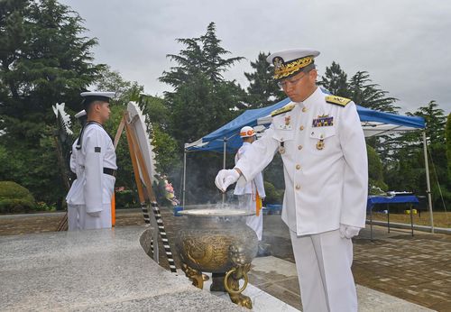해군 1함대, 옥계지구전투 전승 기념행사(동해=연합뉴스) 곽광섭 해군 1함대사령관이 옥계지구전투 전적비 앞에서 분향하고 있다. 2025.6.25 [해군 1함대 제공. 재판매 및 DB 금지]