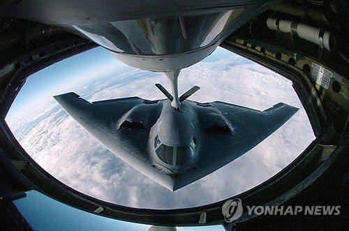 공중급유를 받는 B-2 스텔스 폭격기[AFP 연합뉴스 자료사진. 재판매 및 DB 금지]