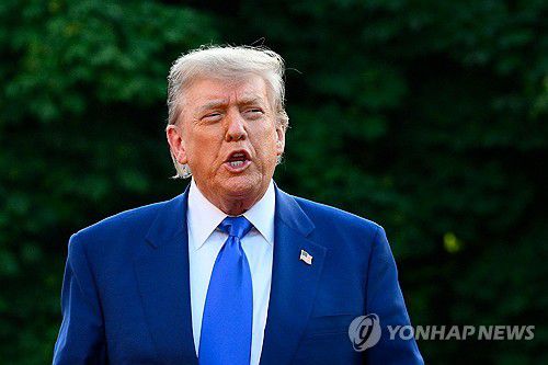 나토 회의 참석차 네덜란드에 도착한 트럼프 미 대통령[AFP=연합뉴스. 재판매 및 DB 금지]