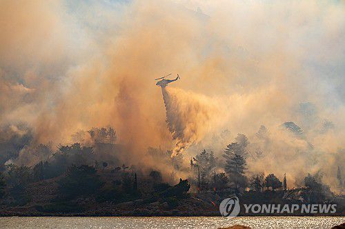 그리스 키오스섬에서 산불 진화 작업 중인 소방 헬리콥터[EPA 연합뉴스. 재판매 및 DB 금지]