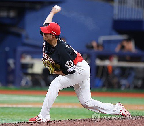 성영탁의 힘찬 투구(서울=연합뉴스) 김도훈 기자 = 24일 서울 고척스카이돔에서 열린 프로야구 2025 신한 SOL 뱅크 KBO리그 KIA 타이거즈와 키움 히어로즈 경기. 6회말 교체 투입된 KIA 성영탁이 역투하고 있다. 2025.6.24 superdoo82@yna.co.kr