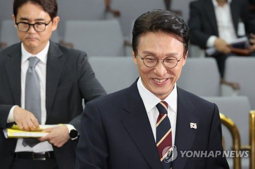 이틀째 인사청문회 출석한 김민석 국무총리 후보자(서울=연합뉴스) 박동주 기자 = 김민석 국무총리 후보자(오른쪽)가 25일 서울 여의도 국회에서 열린 인사청문회에 출석하고 있다. 2025.6.25 pdj6635@yna.co.kr