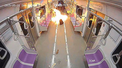 지하철 방화 60대 구속기소 "테러 준하는 살상행위"…CCTV 공개(서울=연합뉴스) 서울남부지검 '지하철 5호선 방화 사건' 전담수사팀(팀장 손상희 부장검사)은 25일 살인미수와 현존전차방화치상, 철도안전법 위반 혐의로 원모(67)씨를 구속기소 했다고 밝혔다. 경찰 단계에서는 없었던 살인미수 혐의 등이 추가 적용됐다. 사진은 방화 현장 CCTV. 2025.6.25  [서울남부지검 제공. 재판매 및 DB 금지] photo@yna.co.kr