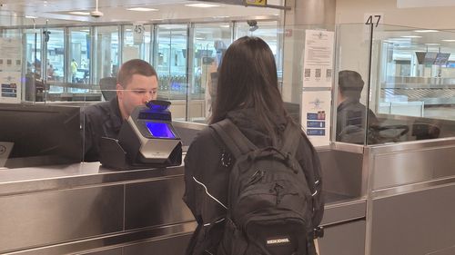 미국 덜레스 국제공항 입국 심사대(워싱턴=연합뉴스) 김동현 특파원 = 25일(현지시간) 미국 워싱턴DC 인근 덜레스 국제공항에 도착한 한 승객이 입국 심사를 받고 있다. 2025.6.25