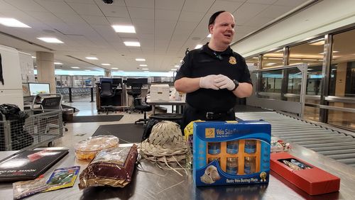 미국 덜레스 국제공항에서 압수된 식료품(워싱턴=연합뉴스) 김동현 특파원 = 25일(현지시간) 미국 워싱턴DC 인근 덜레스 국제공항에서 검역 직원이 입국 승객으로부터 압수한 반입 금지 물품을 보여주고 있다. 2025.6.25