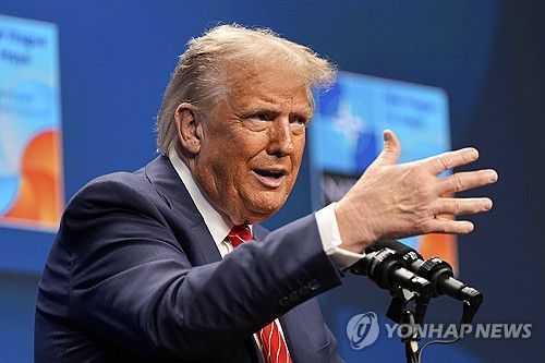 나토 정상회의 참석해 기자회견하는 트럼프[헤이그 AP=연합뉴스. 재판매 및 DB 금지]