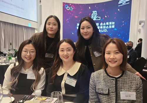 윤곡 여성체육대상 단체 부문 수상자 '팀 킴'(서울=연합뉴스) 홍규빈 기자 = '쇼트트랙 여제' 최민정(25·성남시청)과 한국 컬링을 이끄는 '팀 킴'(강릉시청)이 2022년을 빛낸 최고의 여성 체육인으로 선정됐다.     최민정과 팀 킴은 18일 서울 용산구 그랜드머큐어 호텔에서 열린 제33회 윤곡 김운용 여성체육대상 시상식에서 각각 개인, 단체 부문 여성체육대상을 받았다. 2023.1.18