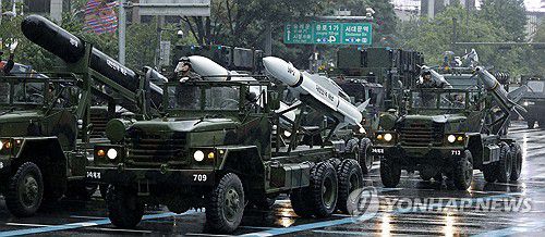 시가행진하는 '한국형 3축 체계'건군 75주년 국군의 날 기념행사일인 2023년 9월 26일 오후 서울 세종대로에서 열린 시가행진에서 장거리지대공유도무기 L-SAM, 고위력 현무 미사일, 장거리 공대지 미사일 타우러스, 중거리 지대공미사일 천궁 등으로 구성된 3축 체계 장비들이 행진하고 있다. [사진공동취재단]