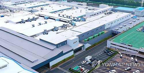 기아, 전기차 전용 공장 '광명 이보 플랜트'에 고객체험 공간 조성(서울=연합뉴스) 기아가 현대차그룹 최초의 전기차 전용 공장인 '광명 이보 플랜트'에 기아 브랜드의 미래를 경험할 수 있는 고객체험 공간을 운영한다고 1일 밝혔다. 사진은 기아 광명 이보 플랜트 외부 전경. 2025.4.1 [현대자동차·기아 제공. 재판매 및 DB 금지] photo@yna.co.kr