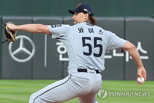 역투하는 한화 선발 와이스(부산=연합뉴스) 강선배 기자 = 17일 부산 사직야구장에서 열린 프로야구 한화 이글스와 롯데 자이언츠의 경기. 1회 말 한화 선발 와이스가 투구하고 있다. 2025.6.17 sbkang@yna.co.kr