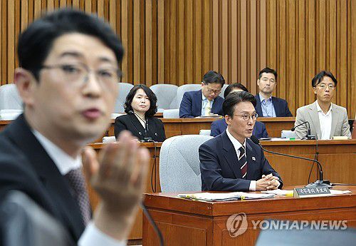 공방 오가는 김민석 후보자-주진우 의원(서울=연합뉴스) 류영석 기자 = 김민석 국무총리 후보자가 25일 서울 여의도 국회에서 열린 인사청문회에 출석해 국민의힘 주진우 의원의 질의를 받고 있다. 2025.6.25 ondol@yna.co.kr